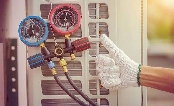 How an Air Conditioning Contractor Helps Prepare Homes for Seasonal Weather Changes