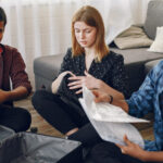 Finding Common Interests and Building Connections When Chatting with Strangers