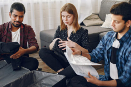 Finding Common Interests and Building Connections When Chatting with Strangers