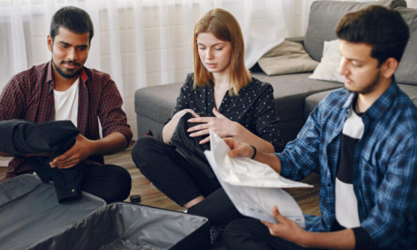 Finding Common Interests and Building Connections When Chatting with Strangers