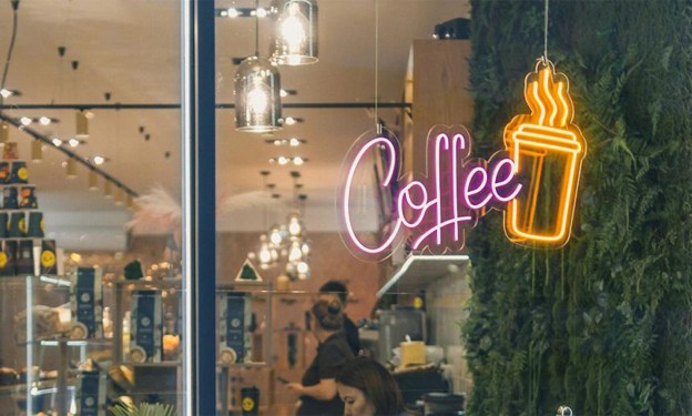How Custom Neon Signs Give a Storefront Instant Brand Recognition