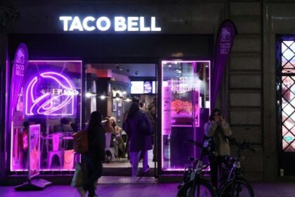 How Custom Neon Signs Give a Storefront Instant Brand Recognition