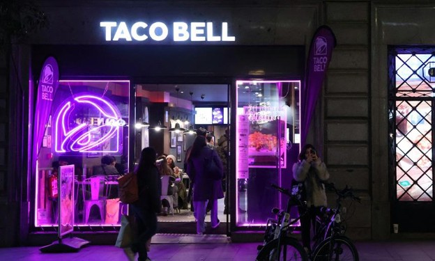 How Custom Neon Signs Give a Storefront Instant Brand Recognition