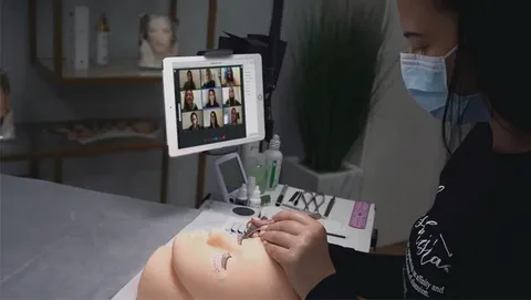Online vs In-Person Eyelash Extension Courses